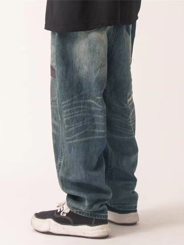 Lose Distressed-Jeans für Herren mit verschiedenen Aufnähern und Dekor-2