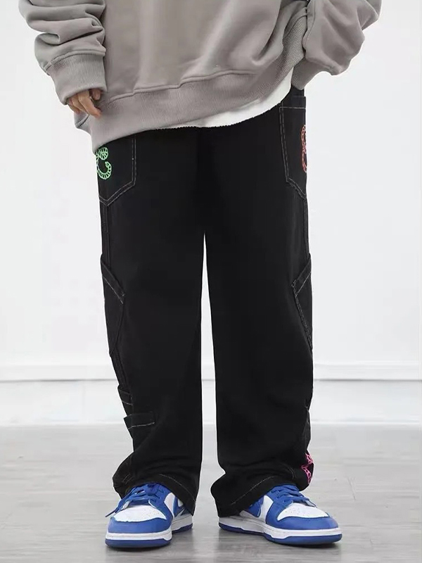 Lose Herrenjeans mit mehreren Taschen und buntem Aufdruck-2