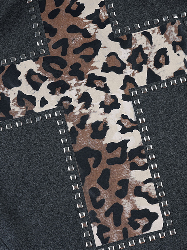 Schulterfreies, locker sitzendes T-Shirt mit Leopardenmuster und Strass in Kontrastfarbe-5