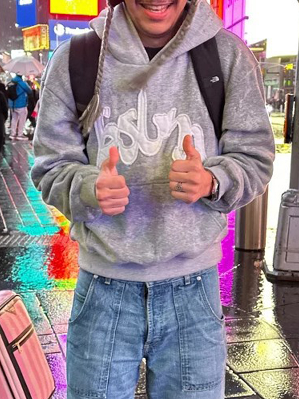 Kapuzenpullover mit Patch-Print und Taschen-1