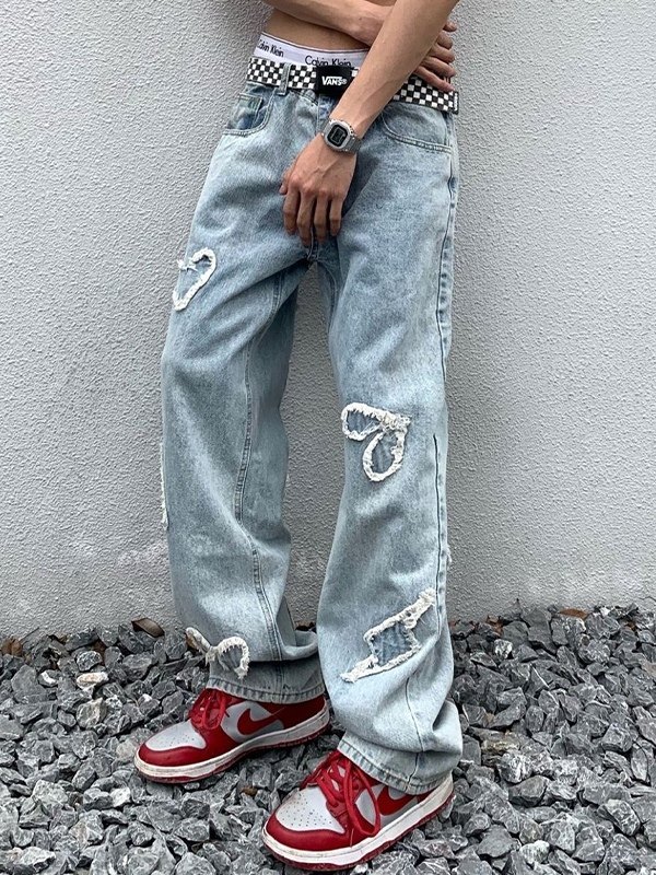 Lockere Jeans mit Herz-Patch für Herren in heller Waschung-1