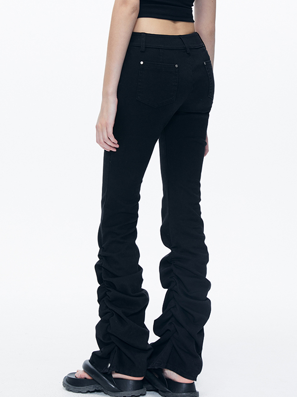 Schwarze Schlagjeans mit Falten-2