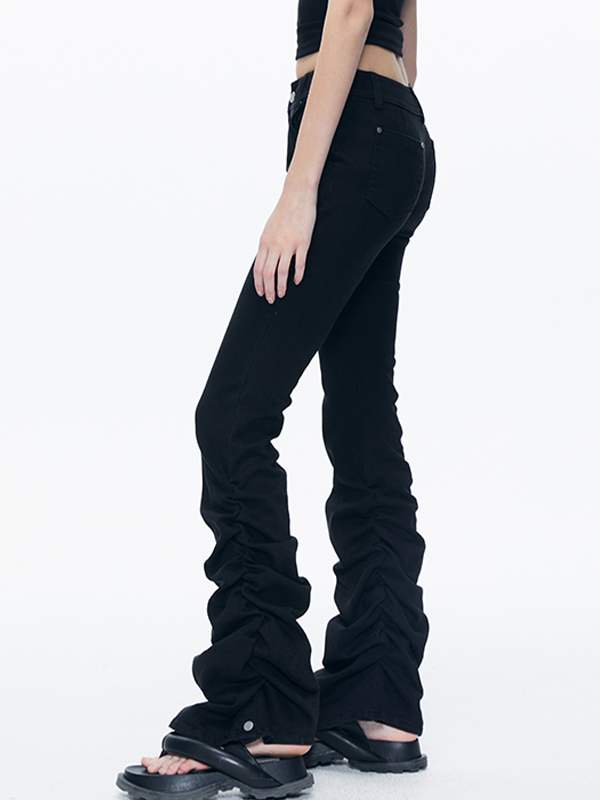 Schwarze Schlagjeans mit Falten-1