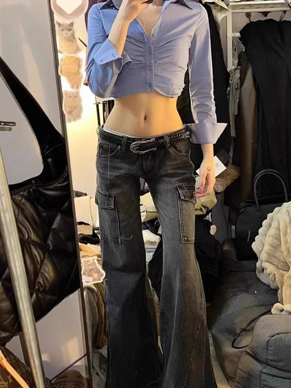 Eng anliegende Flare-Jeans mit mehreren Taschen-3