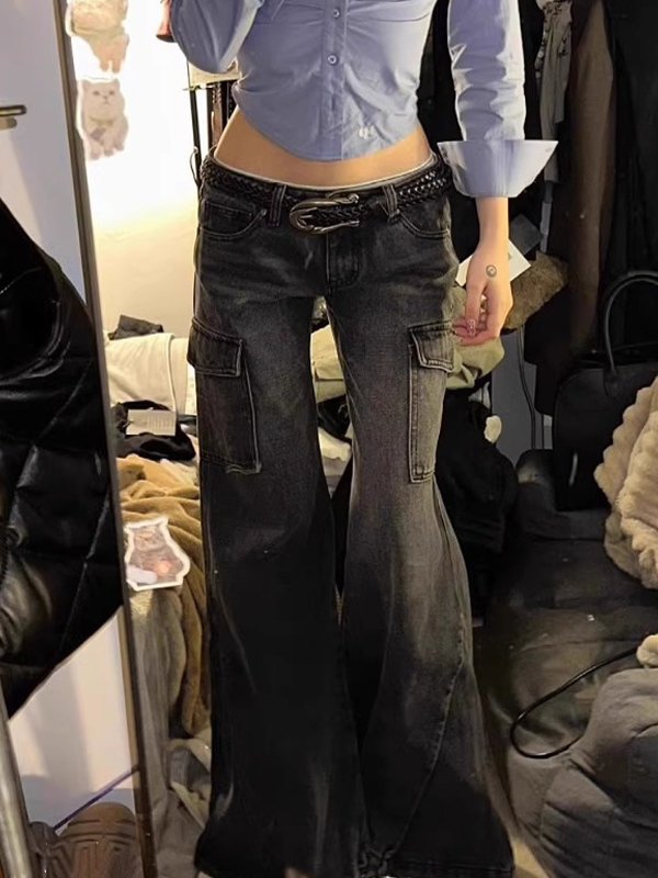 Eng anliegende Flare-Jeans mit mehreren Taschen-2