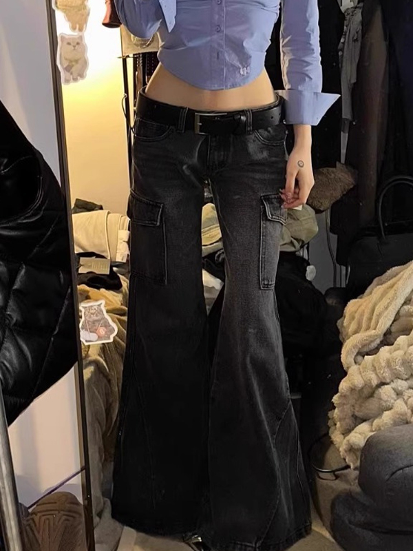 Eng anliegende Flare-Jeans mit mehreren Taschen-1