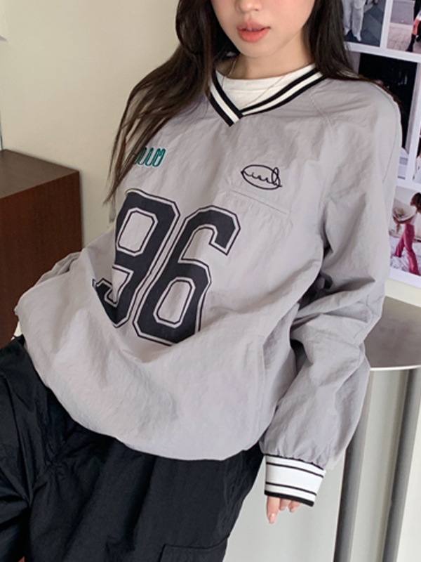 Dünnes Sweatshirt mit V-Ausschnitt und Zahlen-Print-3