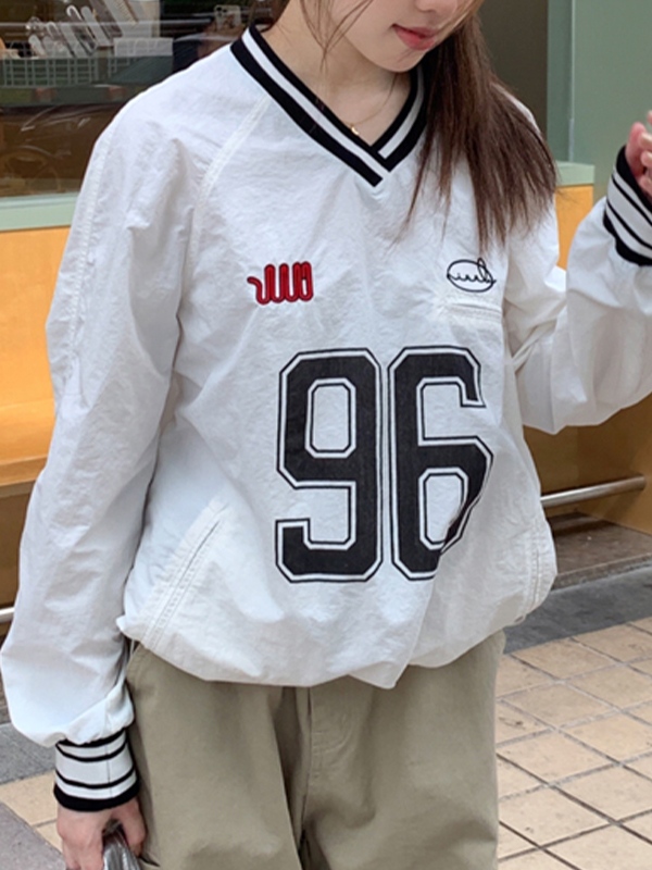 Dünnes Sweatshirt mit V-Ausschnitt und Zahlen-Print-3