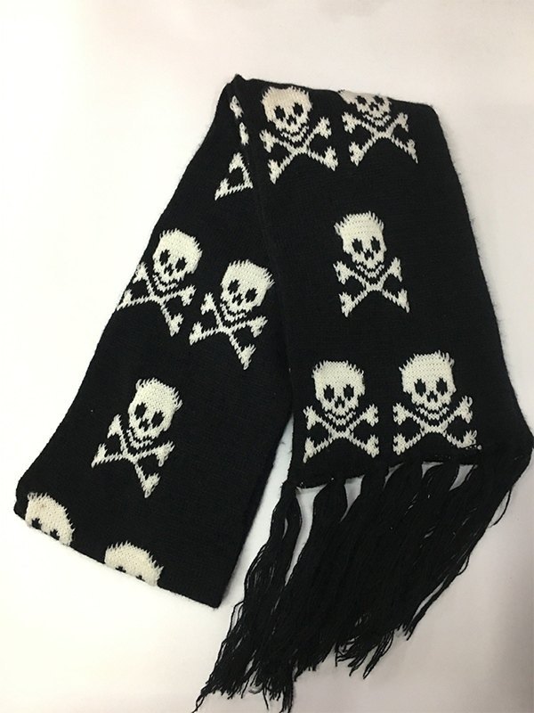 Gestrickter Schal mit Totenkopf-Jacquard und Fransen-1