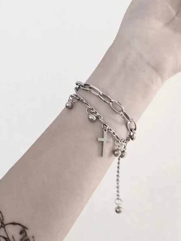 Doppellagiges Armband mit Kreuzanhänger und Perlenkette-2