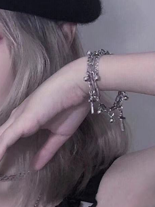Doppellagiges Armband mit Kreuzanhänger und Perlenkette-4
