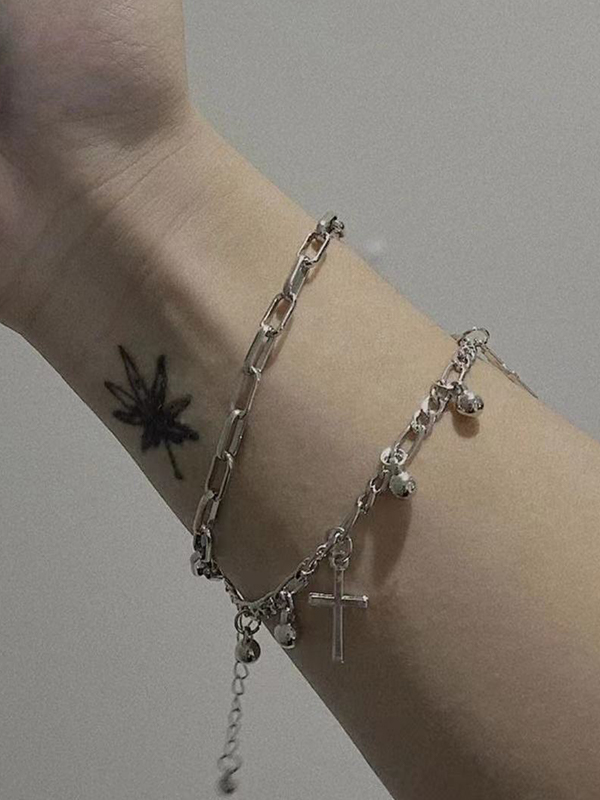 Doppellagiges Armband mit Kreuzanhänger und Perlenkette-3