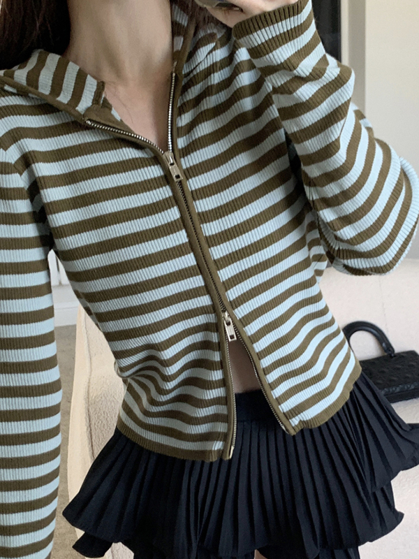 Kontrastfarben gestreifte Strickjacke mit Kapuze und doppeltem Reißverschluss-3