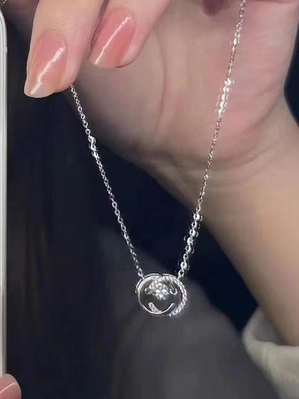 Glitzernde Halskette mit schlagendem Herz-1